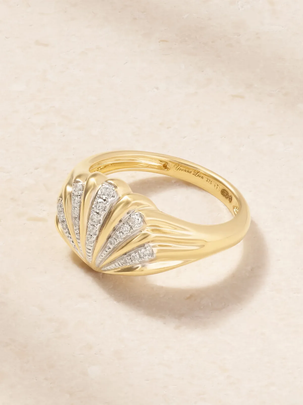 Baby Chevalière Coquillage 9-Karat Gold Diamond Ring