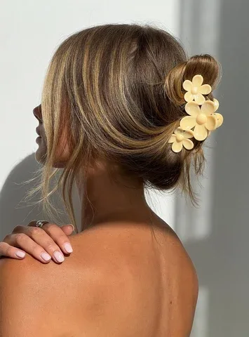 Devinn Floral Claw Clip by Princess Polly