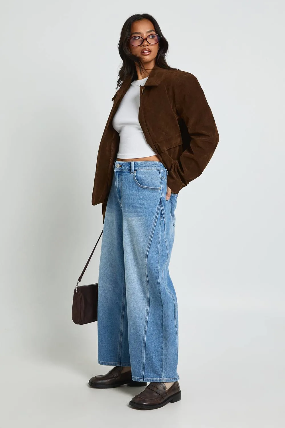 The Petite Mid Waist Barrel Jean in Mid Wash by boohoo