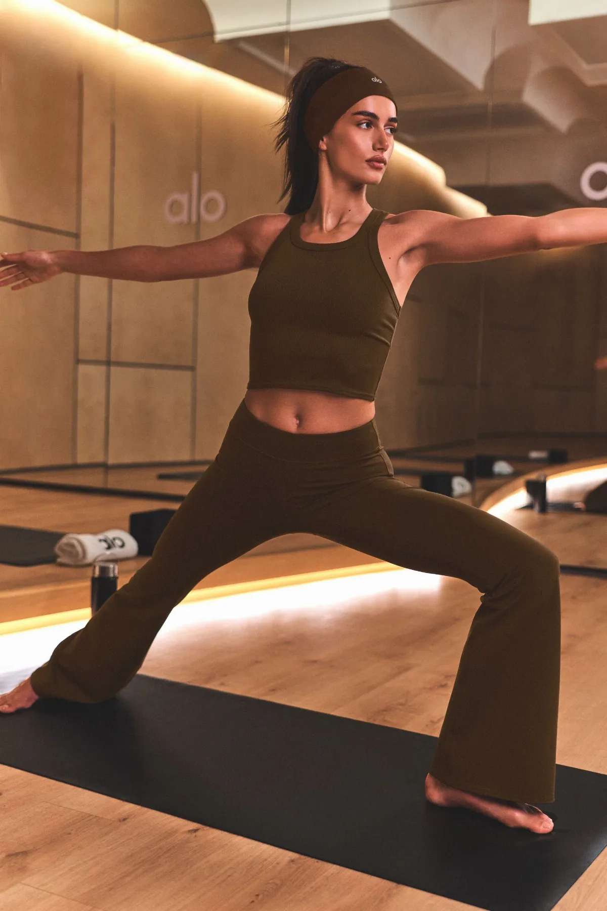 Airbrush Low-Rise Flare Legging (regular) by ALO