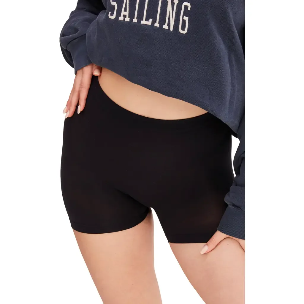 Seamless Forming Shorty Shorts by Noody