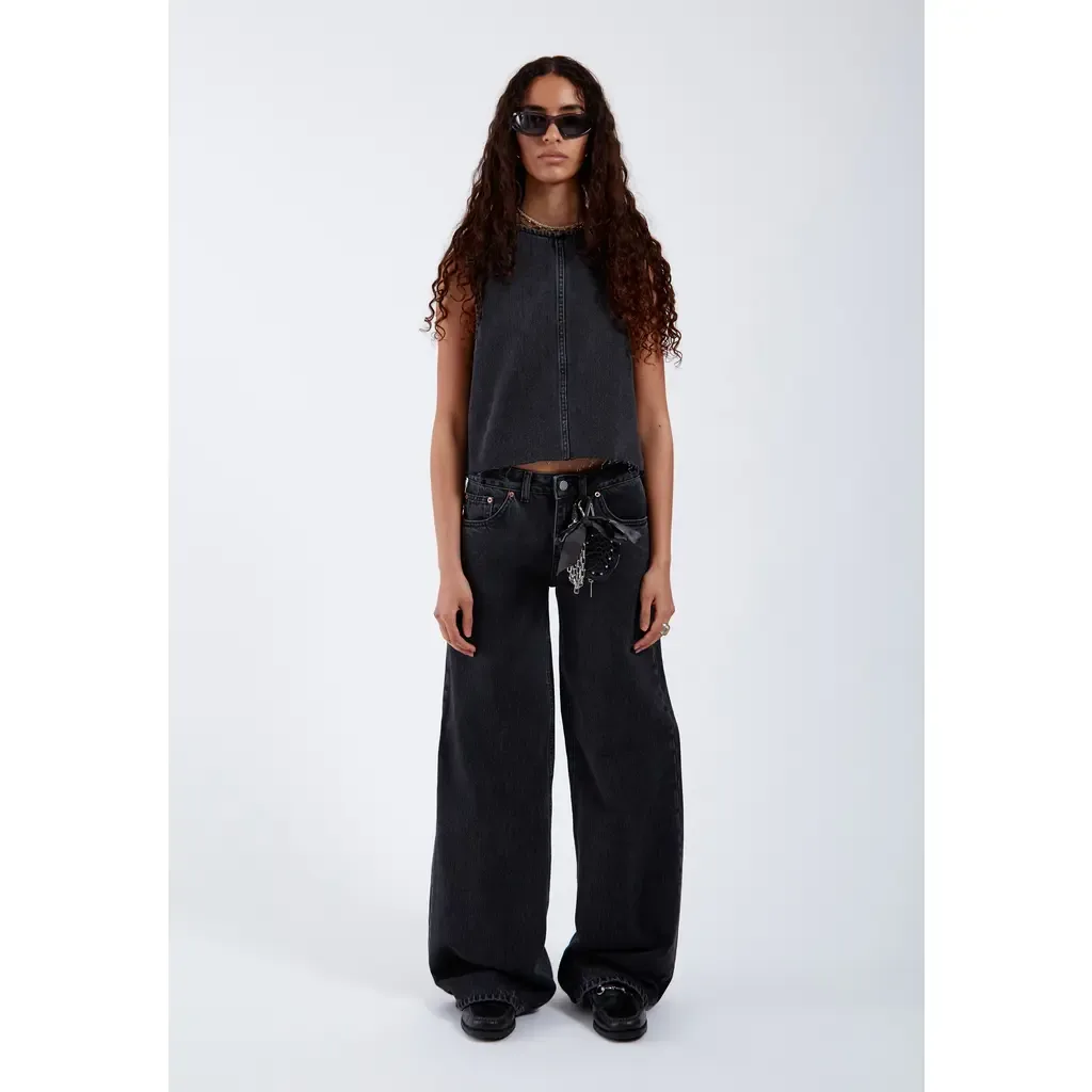 Rhue Low Wide Jeans by Dr. Denim