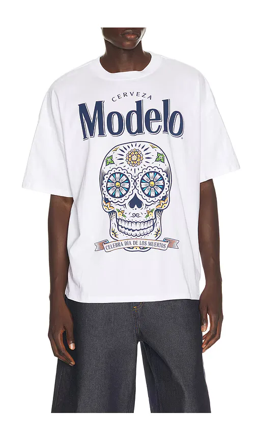 Modelo Tee by BIOWORLD