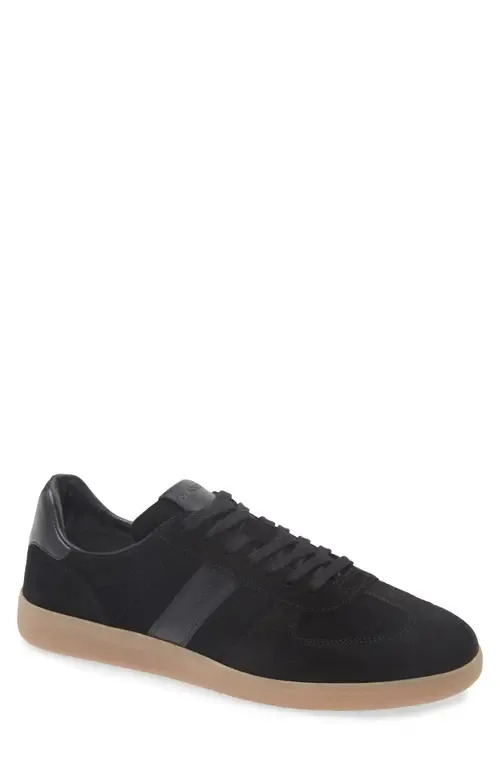 T Low Top Sneaker