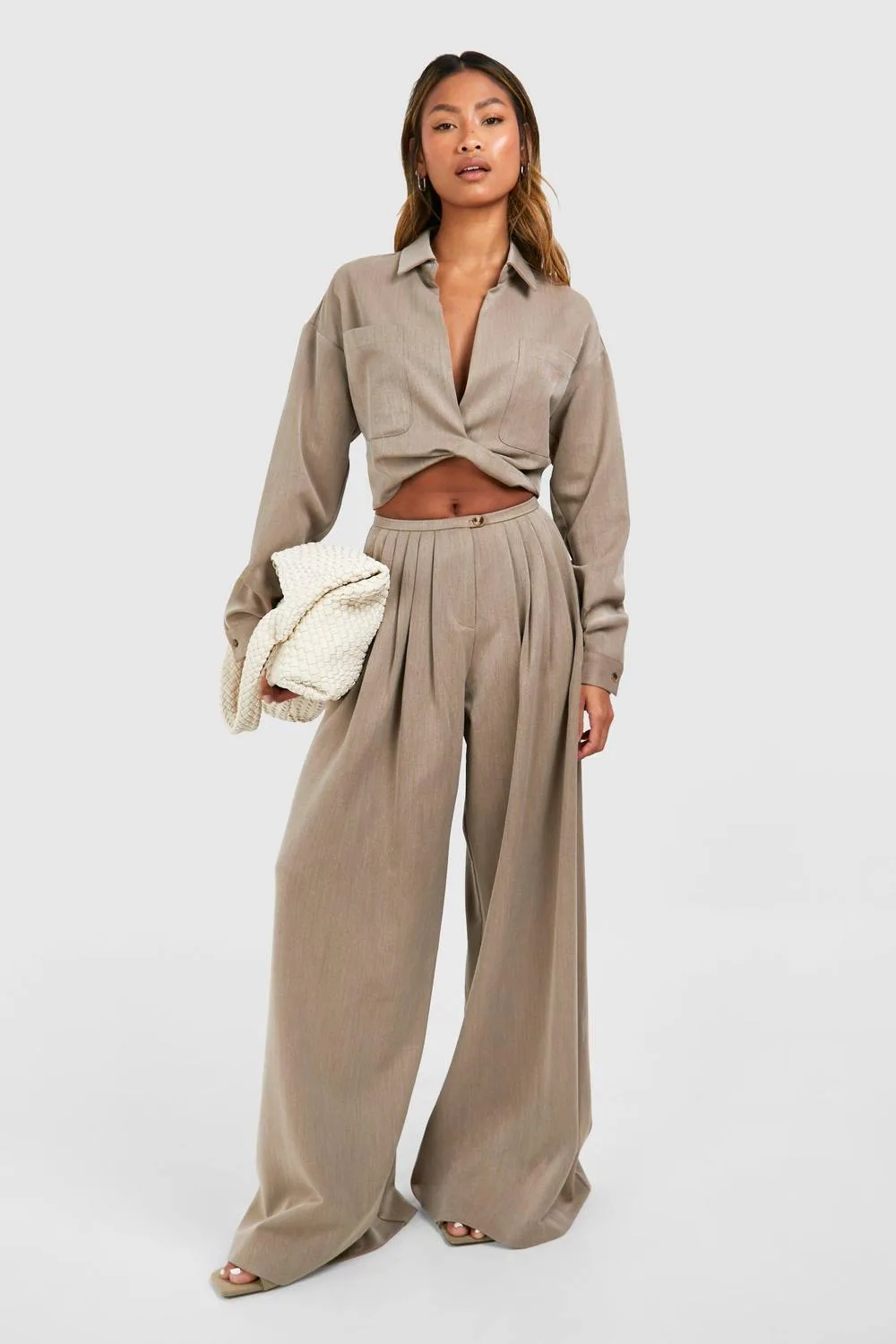 Low Rise Extreme Wide Leg Pleated Trouser by boohoo