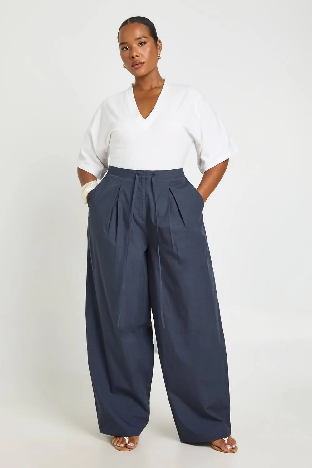 Poplin Barrel Leg Trouser by boohoo