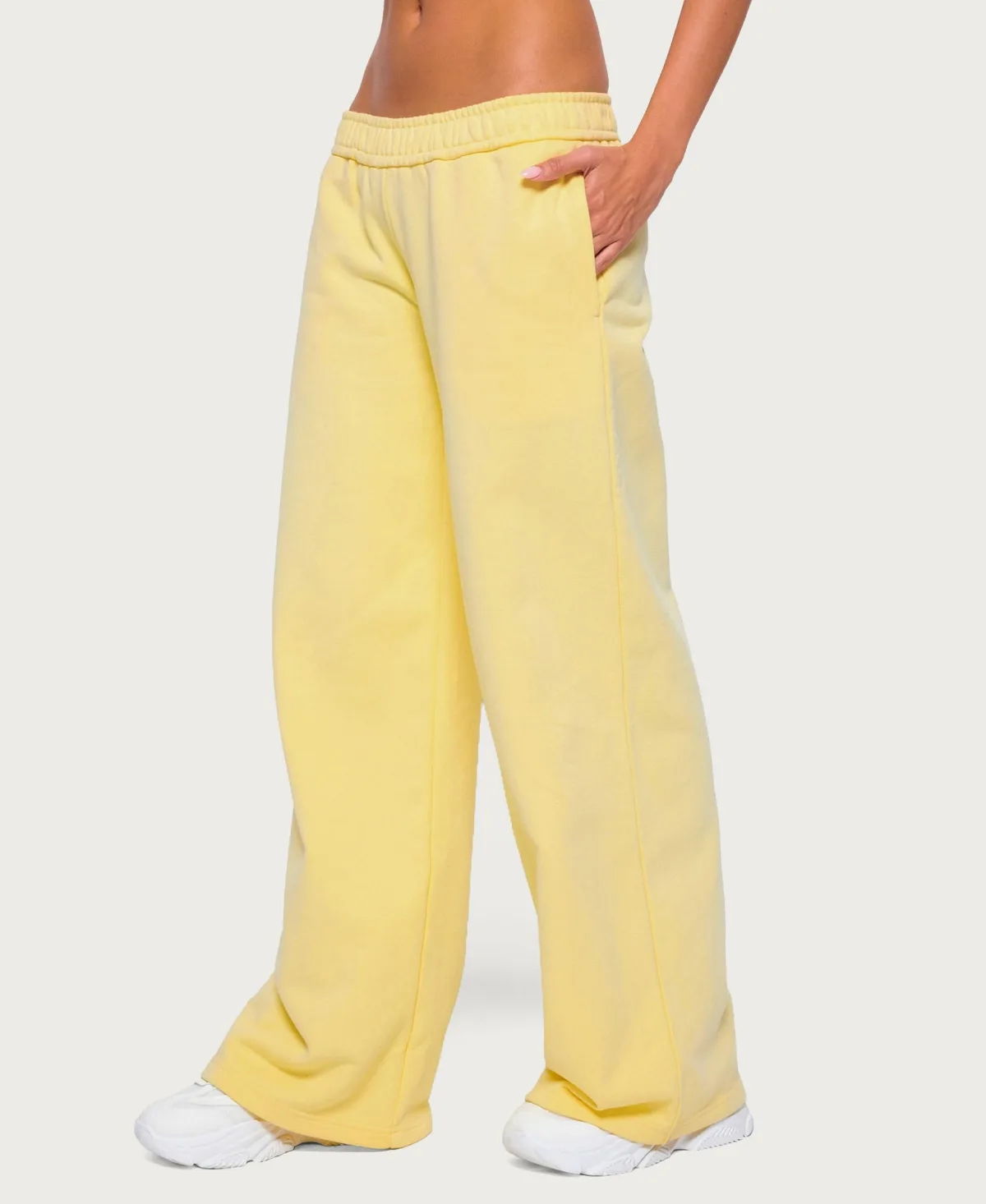 Byrdi Sweatpants by Edikted