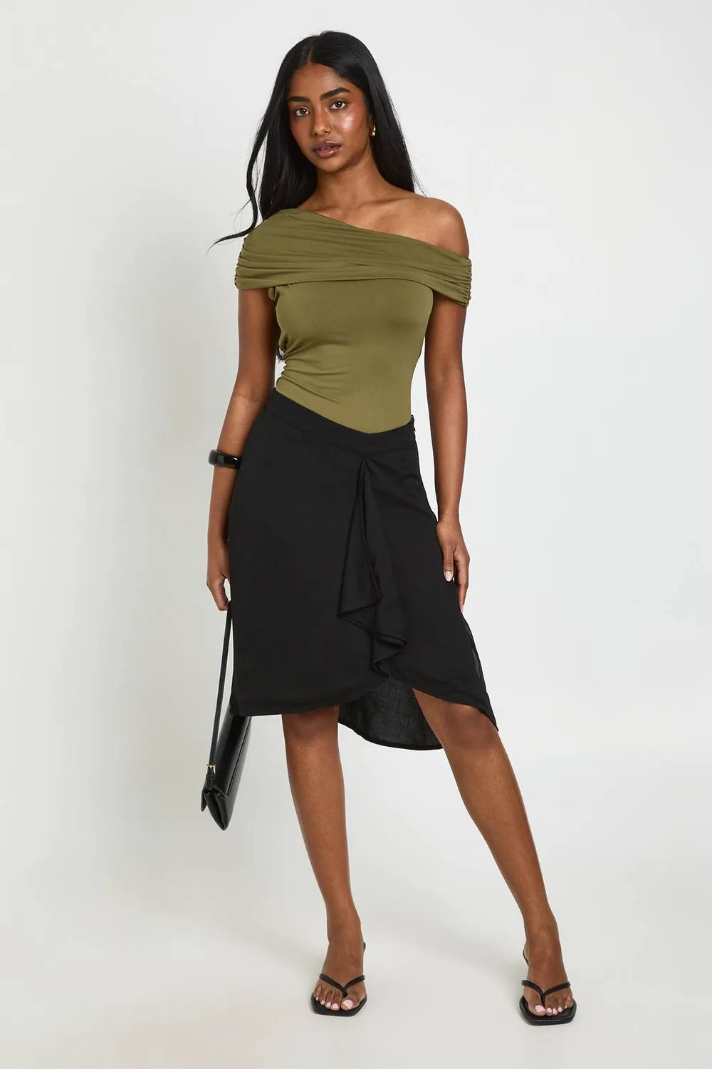 Matte Slinky Off-Theshoulder Bodysuit in Olive - Size: 12 - Knitted by boohoo