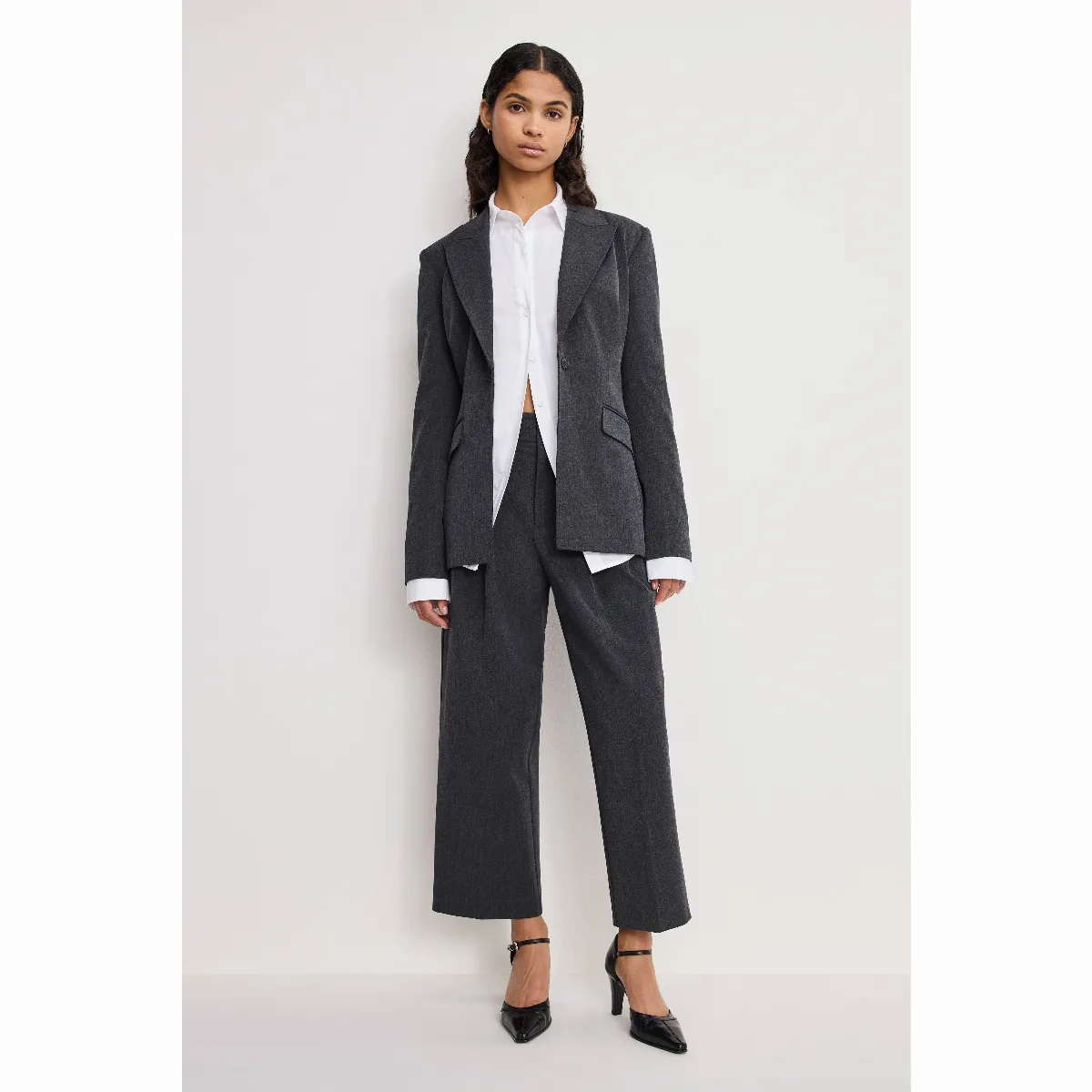 Essential Suiting Pleated Cropped Trousers by Khloé Kardashian by GOOD AMERICAN