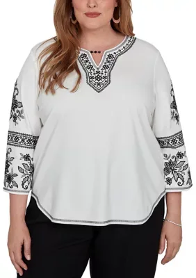 Dinner Theater Geo Floral Embroidery Top