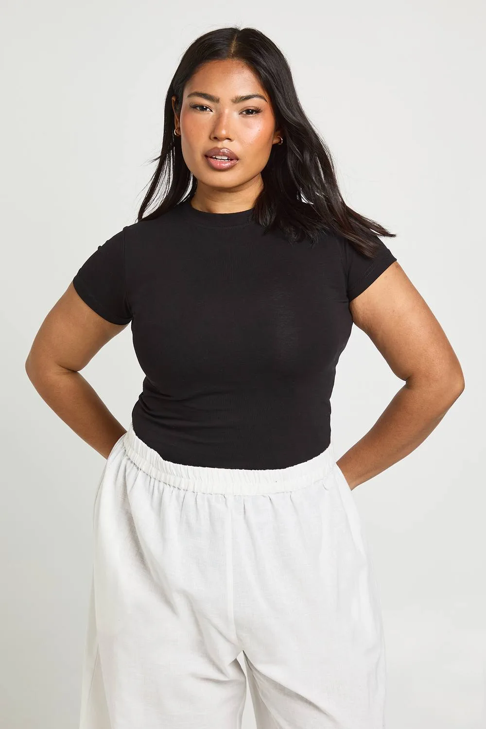 Basic Short Sleeve Fitted Top by boohoo