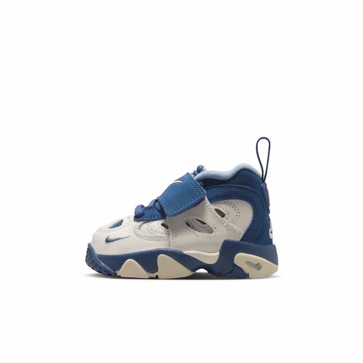 Diamond Turf II Shoes by Nike