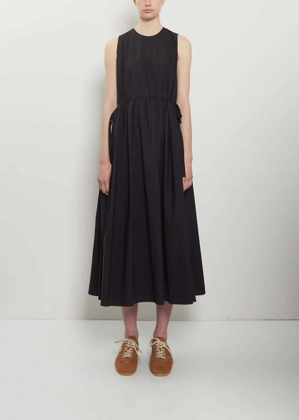 Cotton Pleated Sleeveless Dress by Apuntob