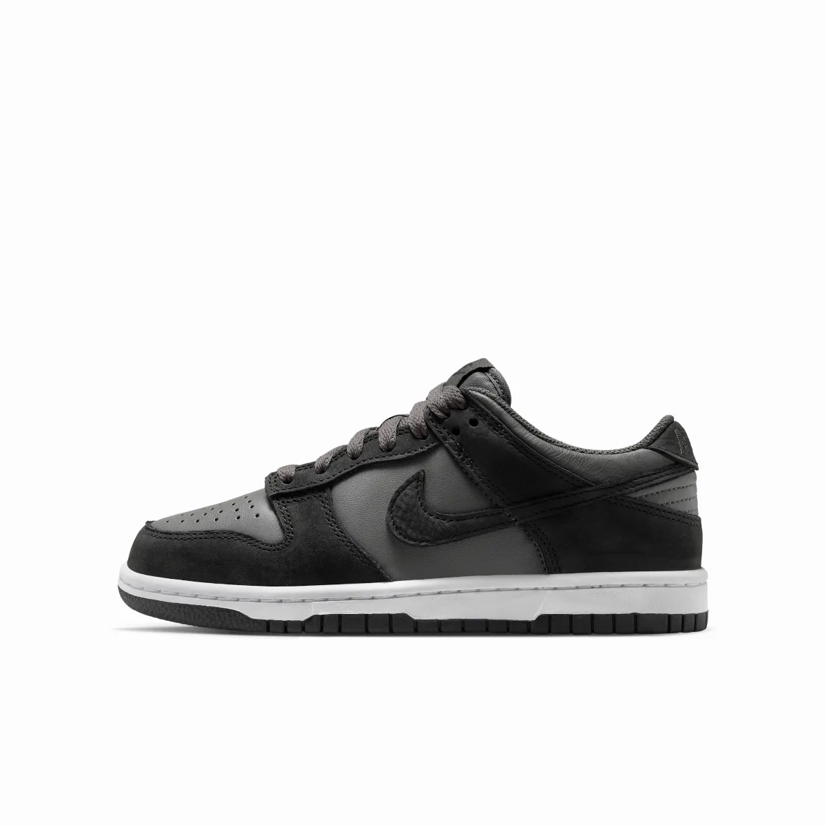 Dunk Low SE Shoes by Nike