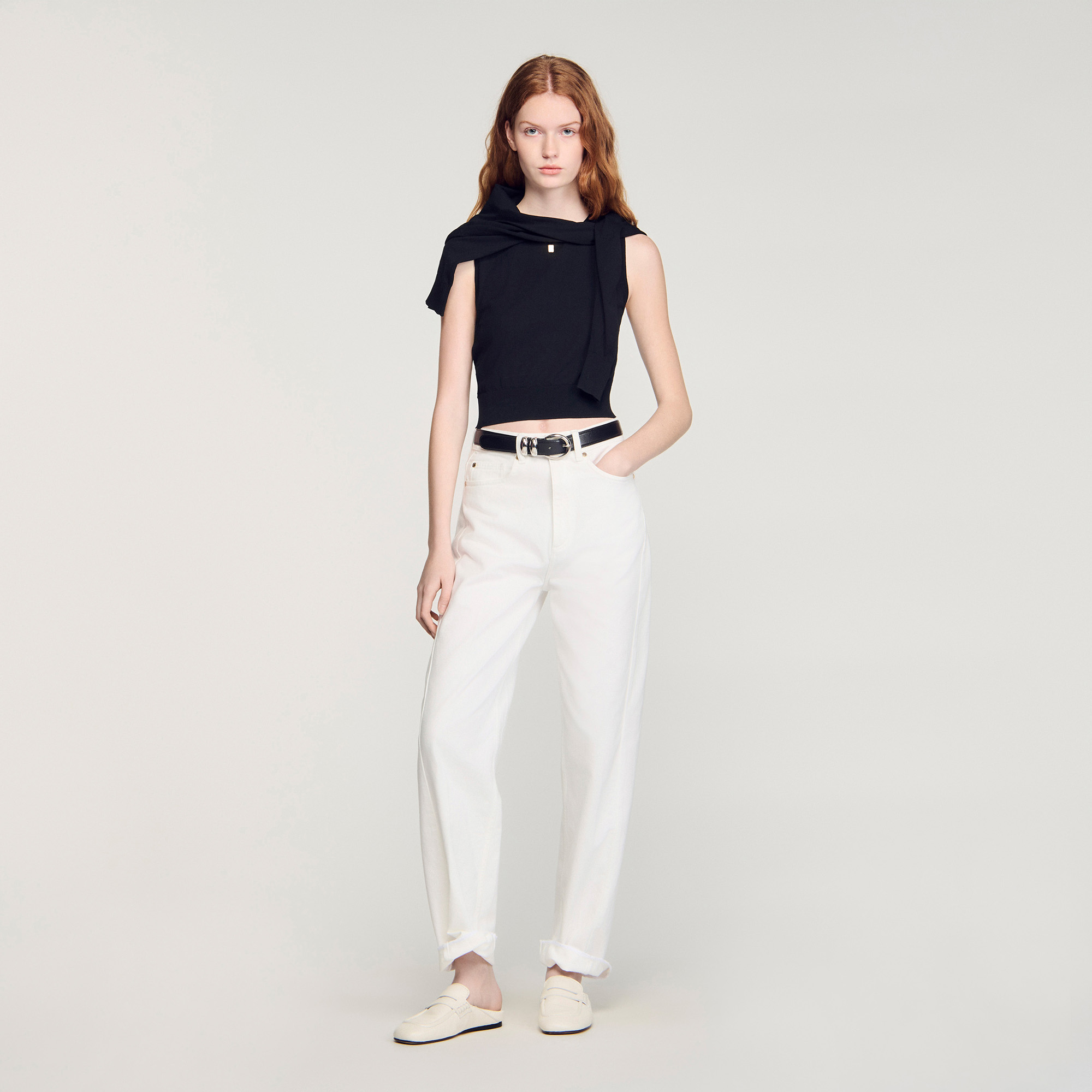 Sleeveless short knit sweater
