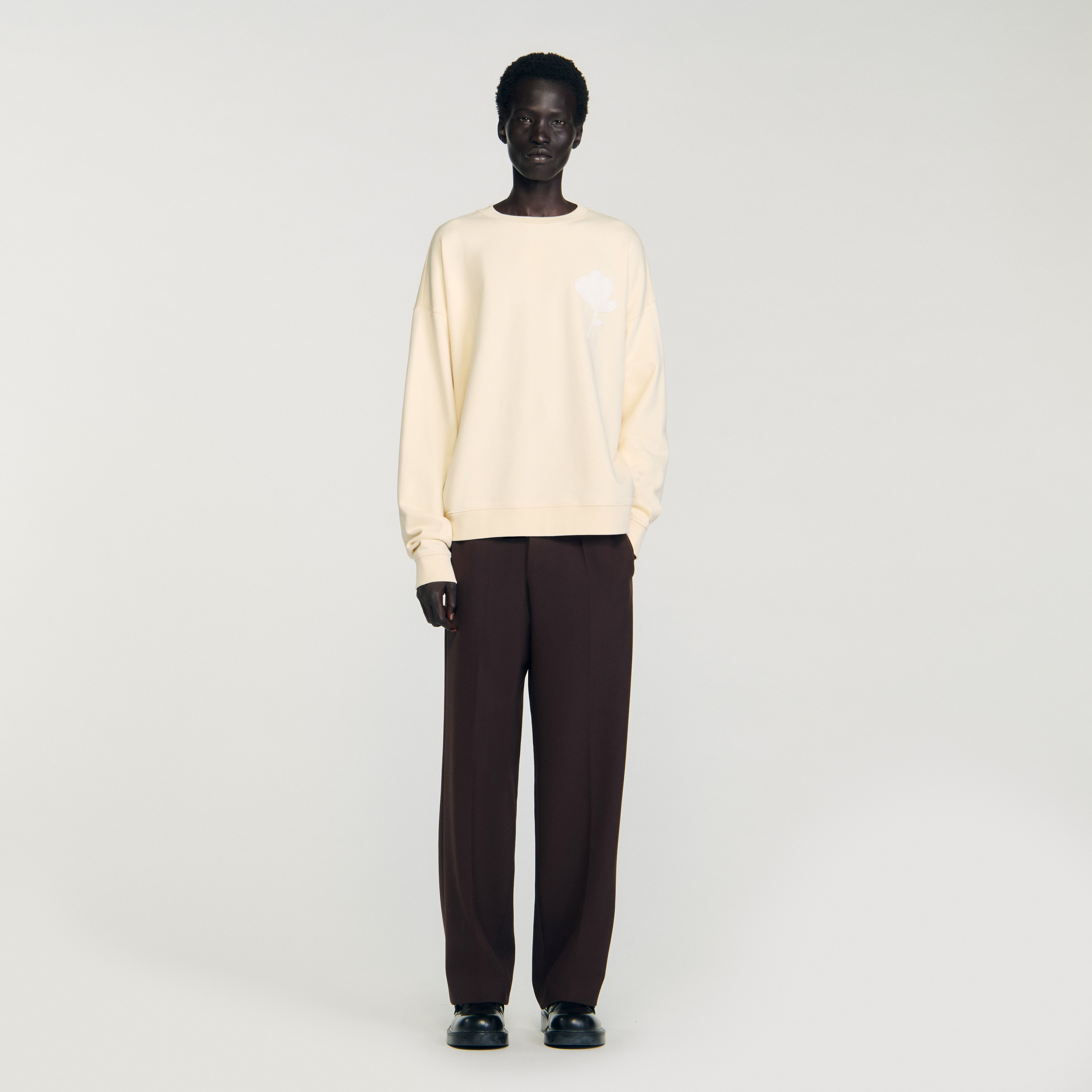 Sweatshirt with flower patch