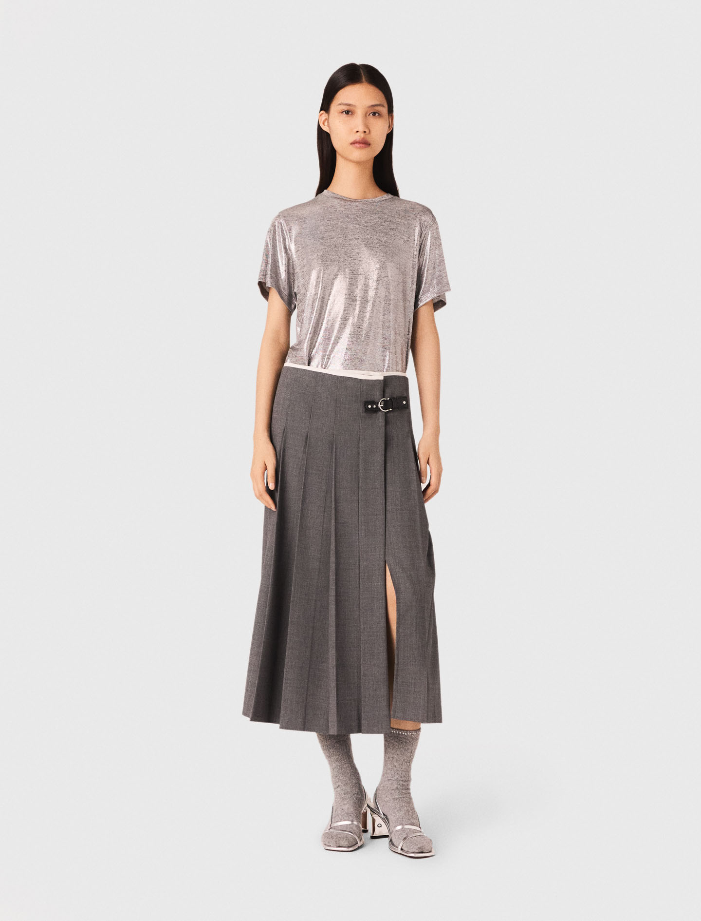 Woman's polyester Metallic T-shirt for Fall/Winter, size Medium, in color Silver / Grey