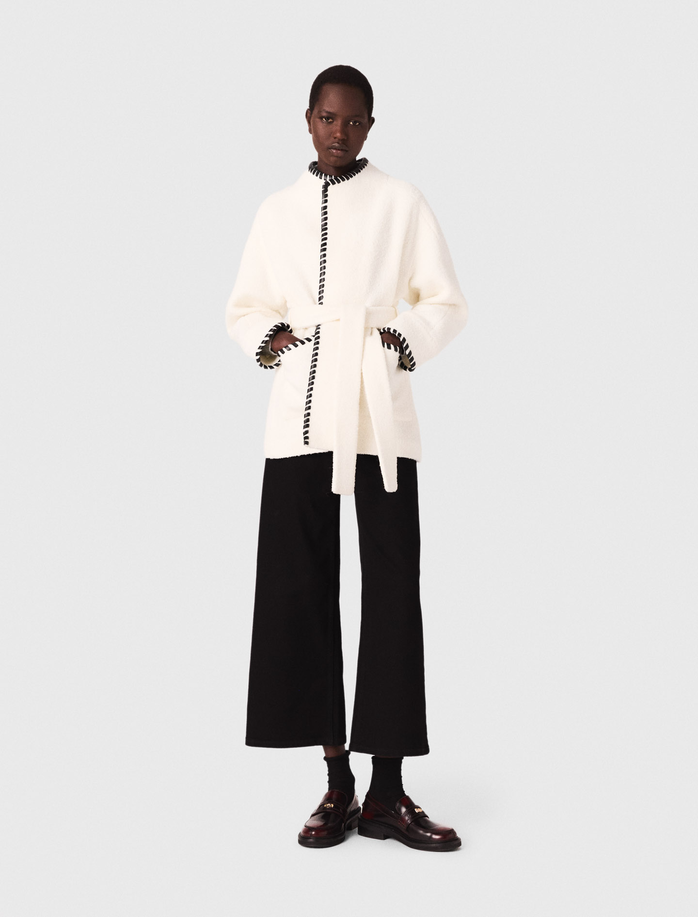Woman's wool Lined coat with contrasting ribbon for Fall/Winter, size Medium, in color Ecru / Black /