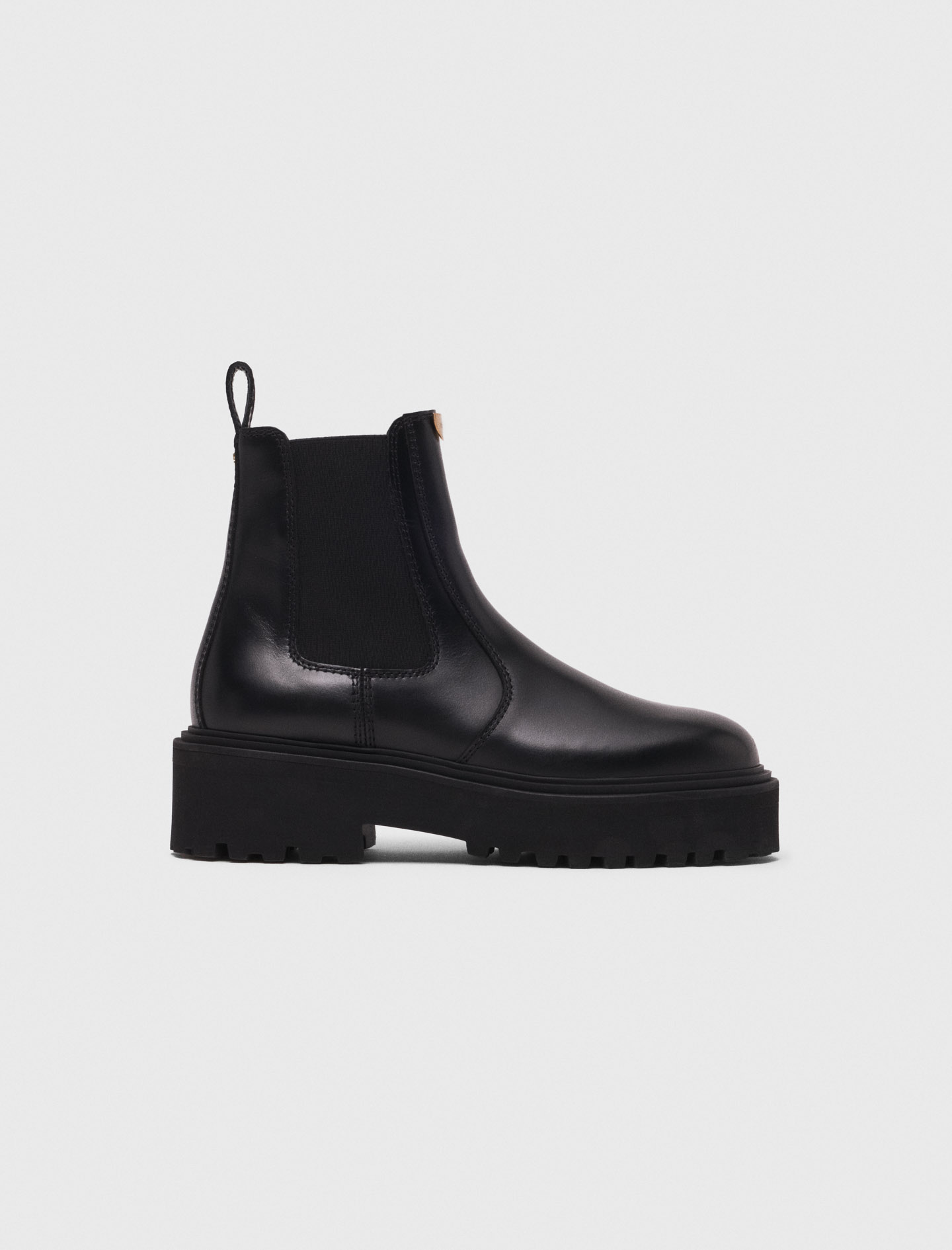 Woman's leather Chelsea boots for Fall/Winter, size 5.5, in color Black /