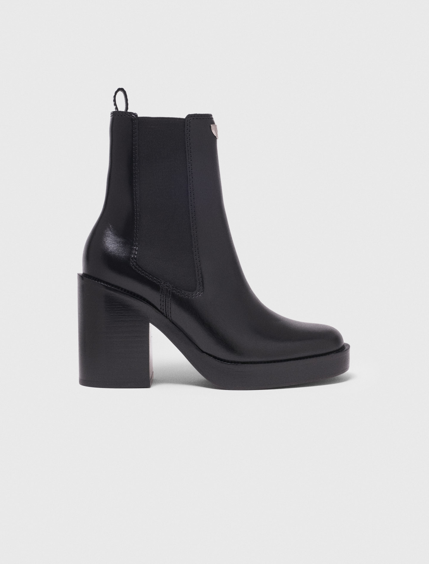 Woman's leather Heeled leather chelsea boot for Spring/Summer, size 8.5, in color Black /