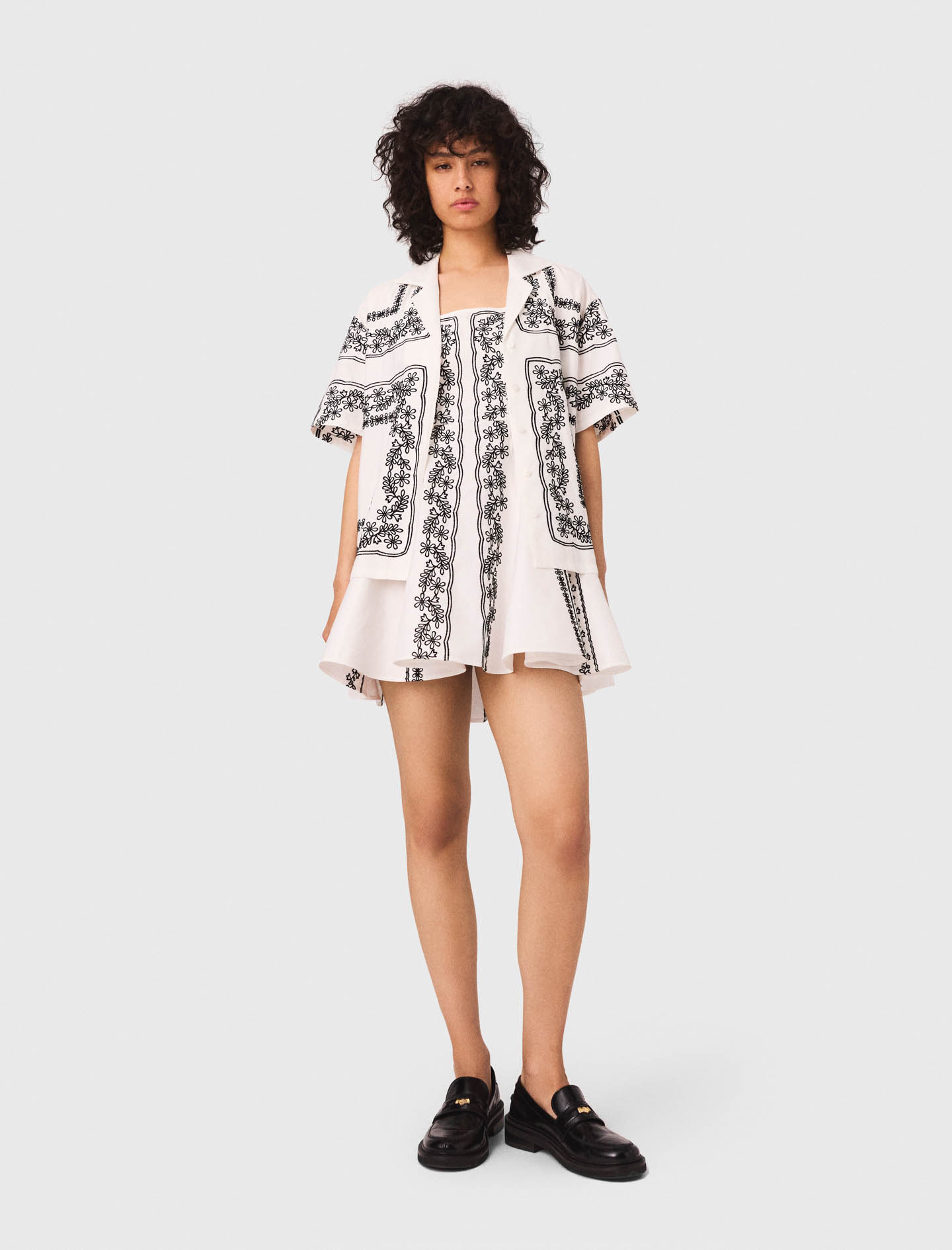 Woman's linen Short-sleeved embroidered shirt for Fall/Winter, size Medium, in color Ecru / Black / by Maje
